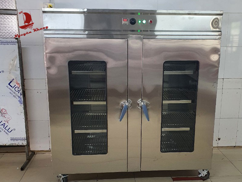 Những tính năng hiện đại nào được trang bị trên tủ sấy khay công nghiệp